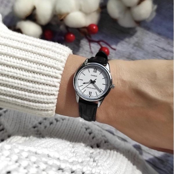 Женские часы Casio LTP-V005L-7B2 с черным кожаным ремешком