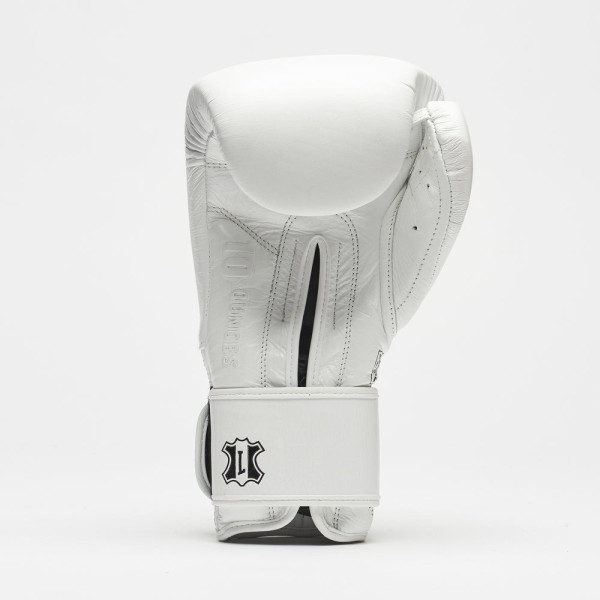 Боксерські рукавиці Leone GN111 THE GREATEST White 16 унцій (бинти 4 м. в комплекті)